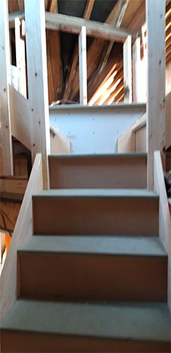 Photo 102 - Split Staircase